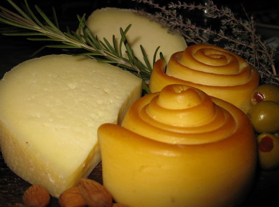 Házi sajtok érlelőpolcon