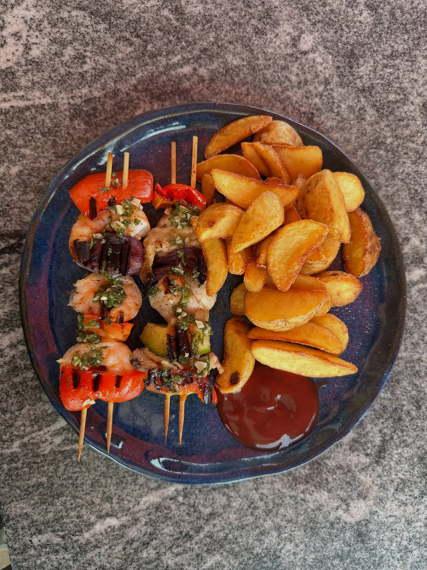 Tálalás pillanata a konyhában