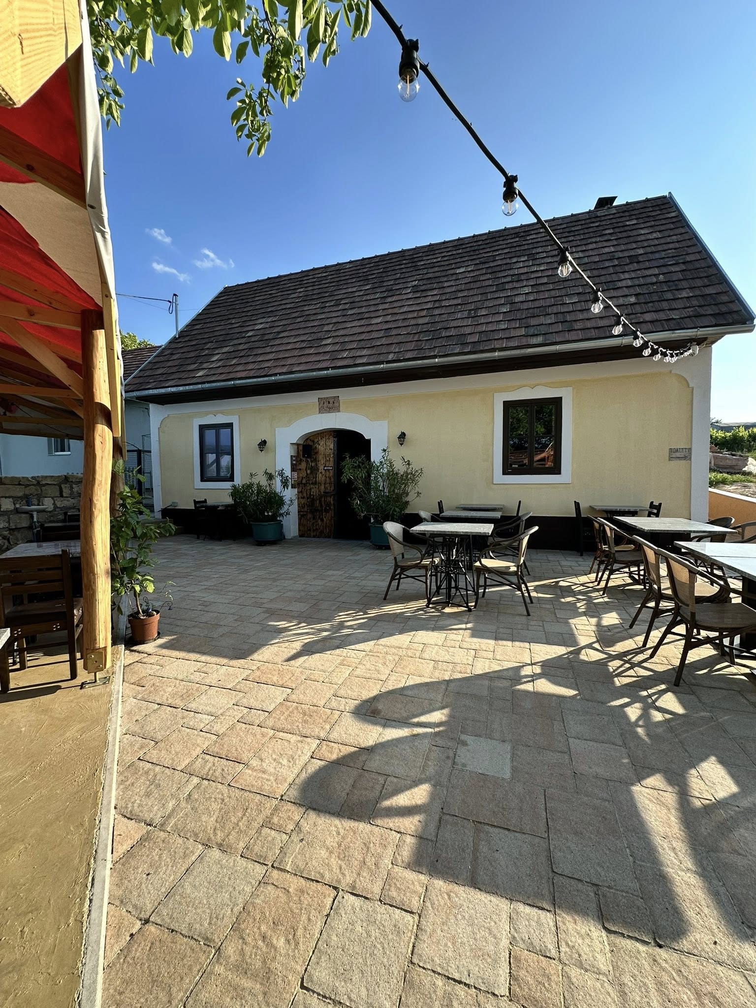 Nagy Prés homlokzat aranyórában