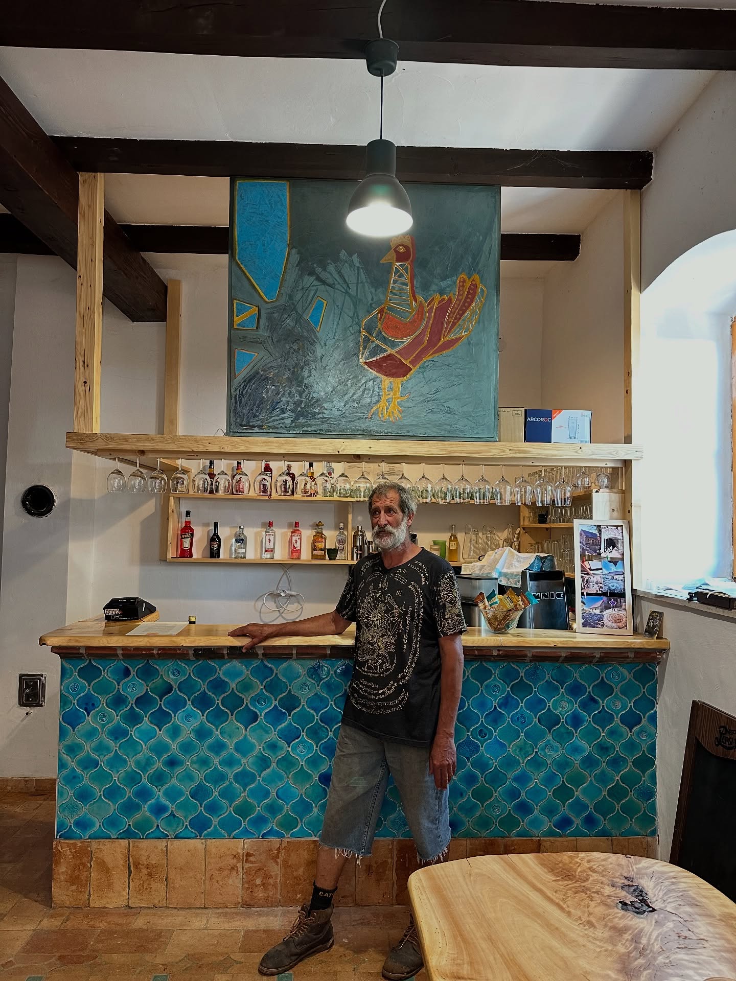 Újrahasznosított fa polcok