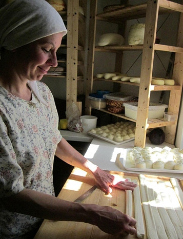 Zsuzsa asszony, a családi sajtkészítő