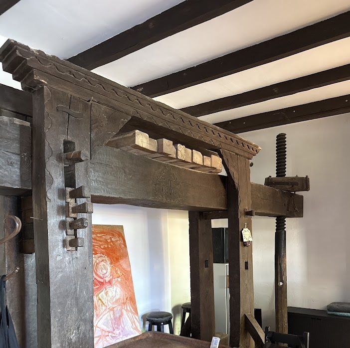 Nagy Prés homlokzat aranyórában